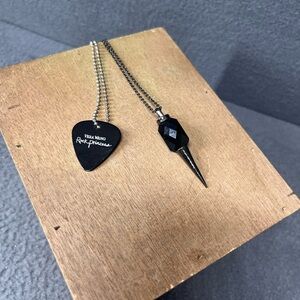 Vera Wang pick and Black Jewelry Pendant Necklace